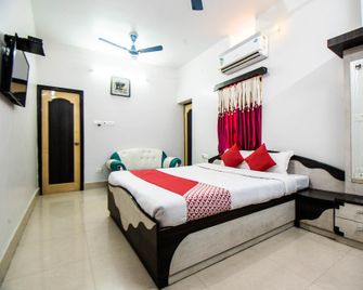 Capital O 33479 Hotel Double Tree Deluxe - Samāstipur - Bedroom