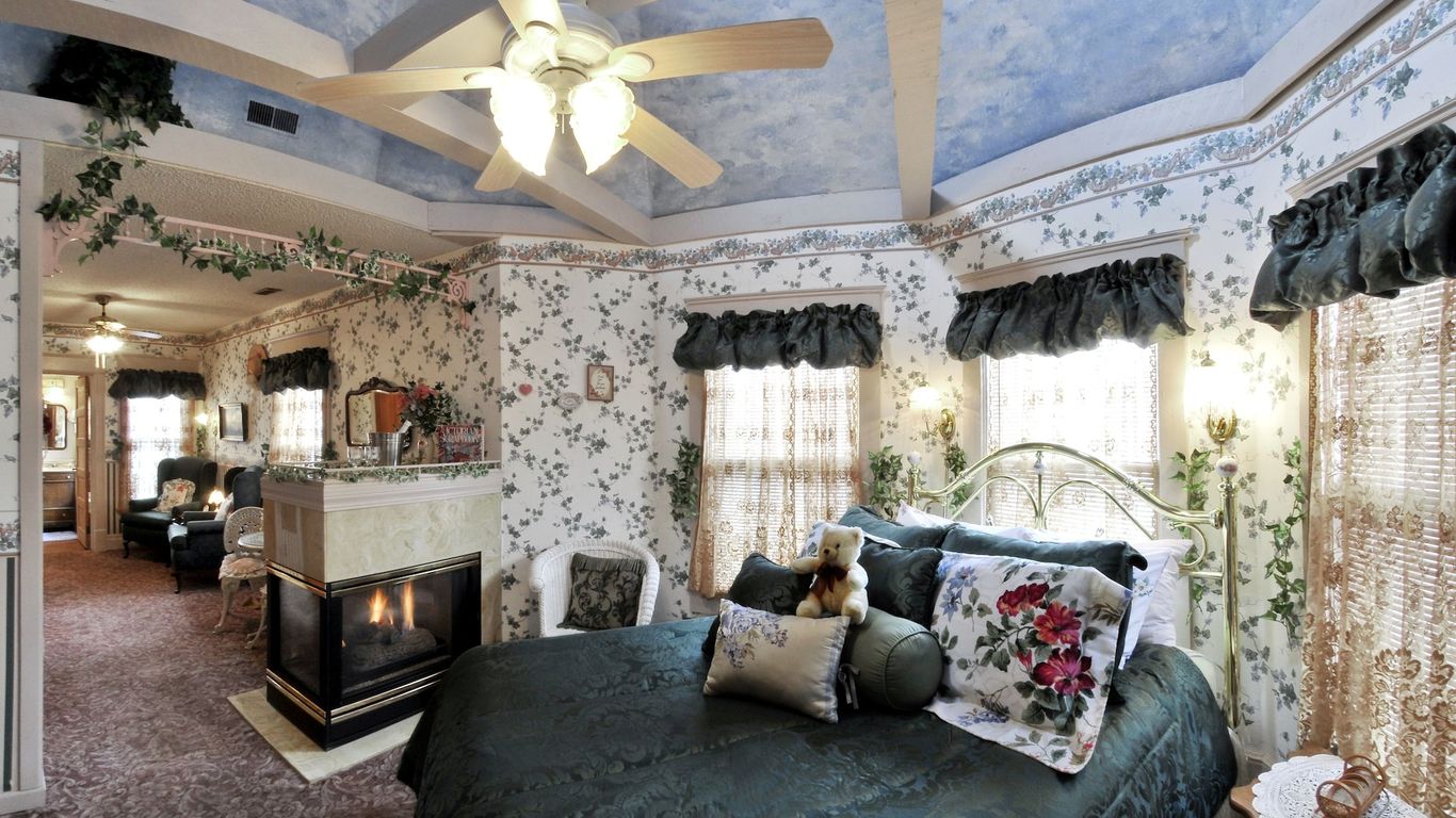 Holden House 1902 Bed & Breakfast Inn