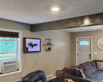 Harbor View Getaway located perfectly for your UP North Mackinac Vacation - Saint Ignace - Living room