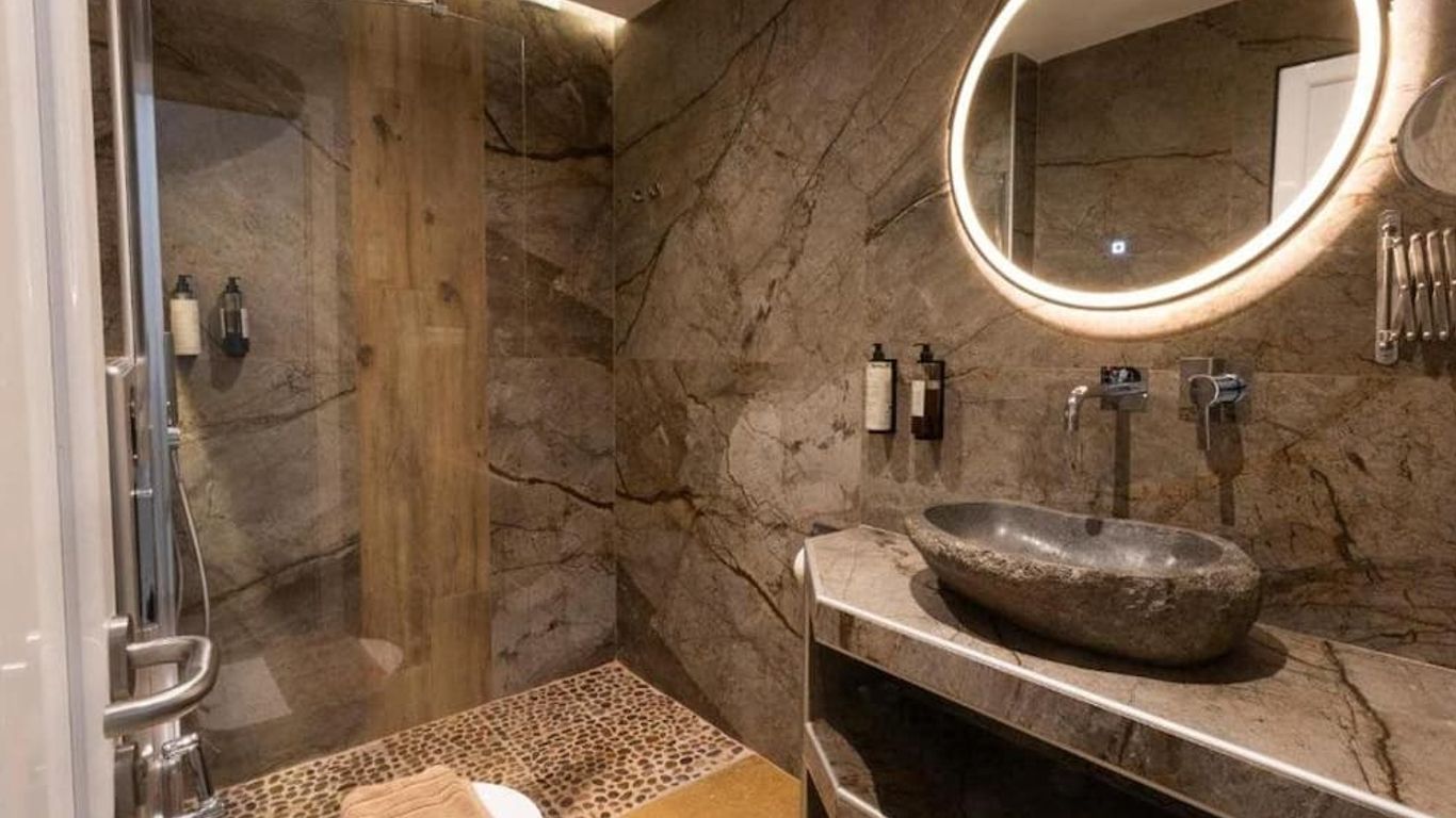 Royal Hotel and Suites