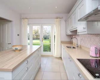 3-bedroom house in lovely Thomastown at 15th fairway of Mount Juliet Golf Course - Thomastown - Kitchen