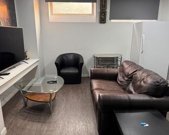 Morning glory cottage - Winnipeg - Living room