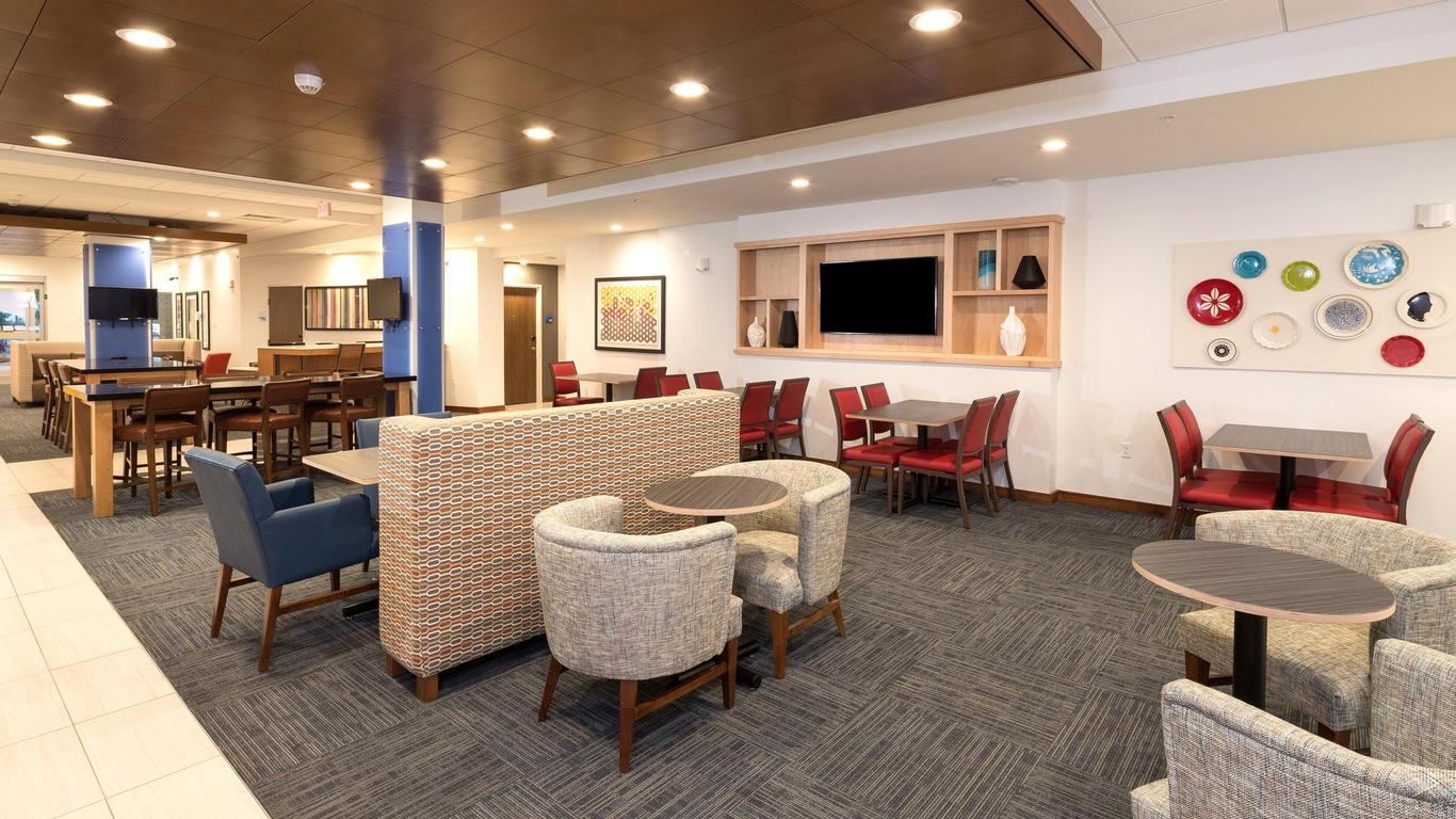 Holiday Inn Express & Suites Gaylord By IHG