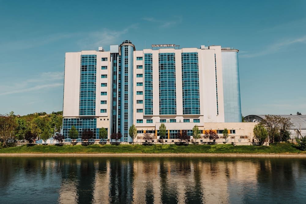 DoubleTree by Hilton Oradea - אוראדיה - בניין