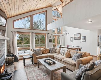 Meldale Riverhouse: Serene Escape: 10-Guest Riverfront Home + Wfh Office - Branch - Living room