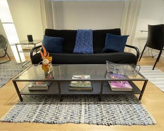 Cozy & Clean Apt - Great Central location+free parking - 31 night minimum - Montreal - Living room