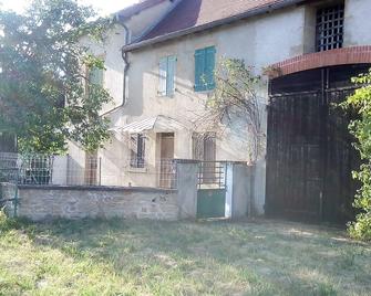Old stone house - La Clayette - Edificio