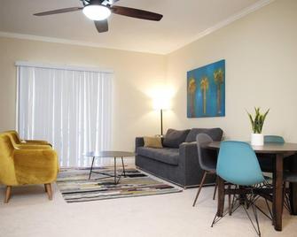 Balmoral Apartments - Santa Clara - Living room