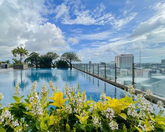 Redliving Apartemen Vida View - Indra Rooms - Makassar - Piscina