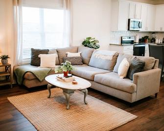Bright Artist's Cottage-mins To Dt,campus,stadium - Athens - Sala de estar