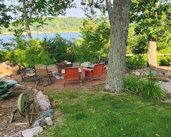 Large 3200 Sq Ft 4-bedroom house on Long Lake - Dundee - Campbellsport - Patio