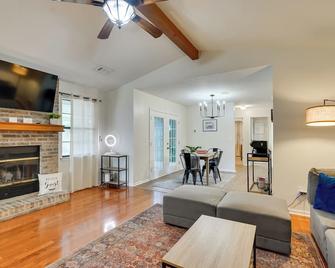 Bright Lynn Haven Home w/ Screened Porch & Yard! - Lynn Haven - Sala de estar