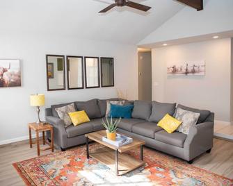 Beautifully Remodeled 3-Bedroom Cozy Home!! - Broken Arrow - Living room