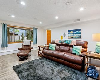 Gorgeous Gateway To The Columbia River Gorge - Washougal - Living room