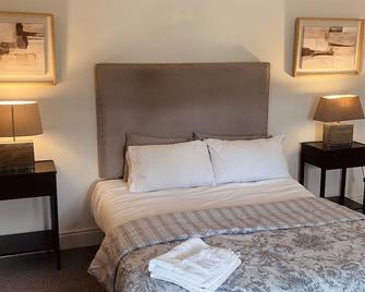 4-Bed House in Kildare Sleeps 8 with Parking - Kildare - Habitación