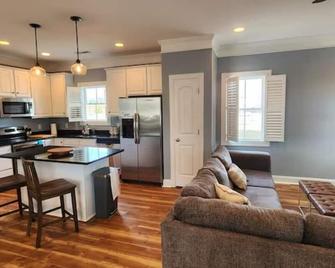 Downtown retreat + Theater Room - Jacksonville - Kitchen