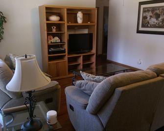 Two bedroom duplex with fenced yard in quiet neighborhood - 20 Min from St Louis - Belleville - Living room