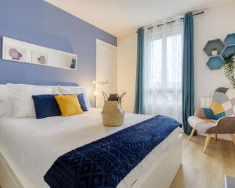 Metro 7 - Gare C - Parking Private- Easy Check-in - Ivry-sur-Seine - Chambre