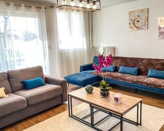 T3 Moderne avec balcon terrasse et parking gratuit - Niort - Living room