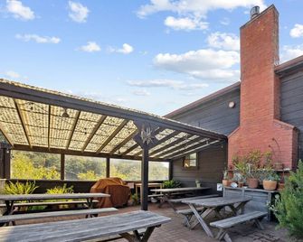 Limantour Lodge-Meadow Suite- Three rooms with a view! - Point Reyes Station - Patio