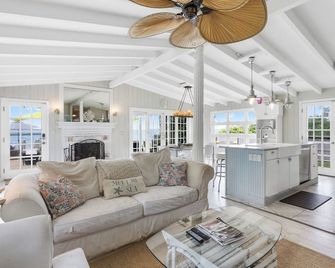 Private Bayfront Living, Water Views - Southampton - Living room