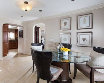 A Few Steps to the Beach! Ocean Views, Patio and 1 Car Garage Parking! - Laguna Beach - Dining room