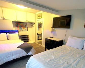 Cozy Blue Cottage With Access To All Sports Lake. - Greenville - Bedroom