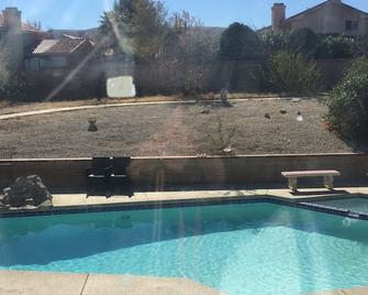 Charming 1-bedroom in the gated community house with AC and WiFi in Palmdale\n\n - Palmdale - Alberca