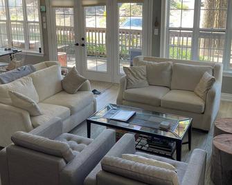 Luxury lakeside Retreat - Long Point - Living room