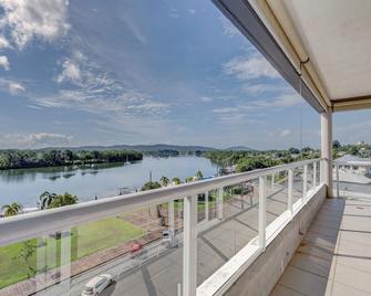 Riverside Luxe Penthouse Escape - Innisfail - Balcón