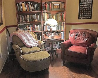 Queen Bed in Farmhouse on rural sheep and goat farm - Jefferson - Lounge