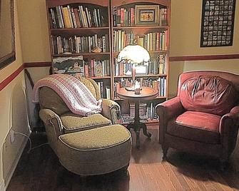 Queen Bed in Farmhouse on rural sheep and goat farm - Jefferson