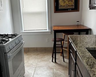 Charming cottage in Metairie with AC and WiFi. Enjoy your stay - Kenner - Kitchen