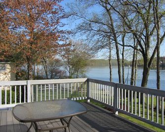 Beautiful lakefront summer house with hot tub and private dock! - Brookfield - Balcón