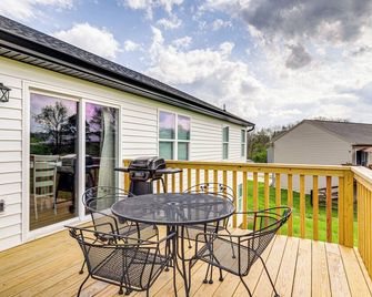 Deck and Outdoor Dining Family Getaway in Dry Ridge - Dry Ridge
