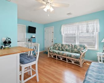 Beach house 2 blocks from the board walk, parking, beach towels and badges - Seaside Heights - Living room