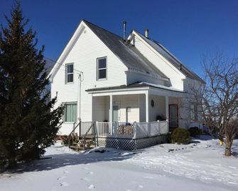 Modernized Waterfront Farmhouse with Wood Stove on 9 Acres of Land - Wallace - Building