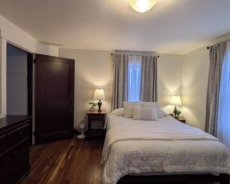 Mine Ridge House; Buggy watching and farm views. 15 min drive to Sight and Sound - Kinzers - Bedroom