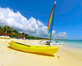 Family Selection at Grand Palladium Kant - Akumal - Strand