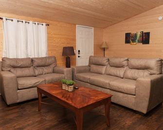 Coaches' Cabin at Ramp 11 Retreat by Concord Sun - Paducah - Living room
