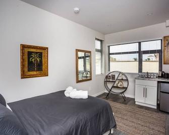 2 Bedroom, 2 Bathroom Detached Apt Max 7 Sleepers - San Diego - Bedroom