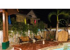 May's Pool House Near Enchanted Kingdom - Santa Rosa - Innenhof