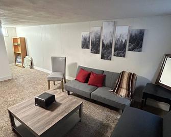 The Denver Digs- Perfect Denver Getaway in the West Highlands Neighborhood! - Denver - Living room