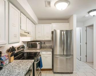 Cozy 2-bedrooms condo in the heart of Stafford - Stafford - Kitchen