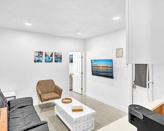 Boutique One Bdrm Close To Aventura Mall & Beach - Hallandale Beach - Living room