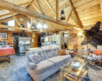 Remote Escape Klamath Falls Cabin By Lake and Hikes - Klamath Falls - Living room