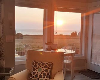 Ocean Bluff Farm Guest House West Side Views Of The Ocean, Mountains & Sunsets! - Coupeville - Dining room