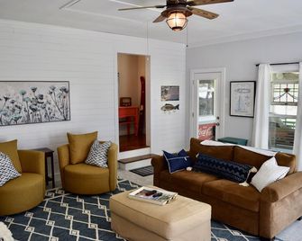 Lake View house with park like yard with cowboy pool to beat the heat !! - Canyon Lake - Living room