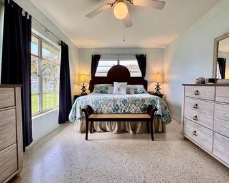 Sunset Beauty Full Home with Dock On Lake Placid - Lake Placid - Bedroom