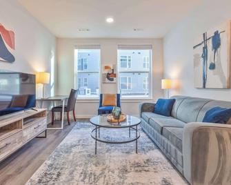 Luxury Apt with Rooftop Terrace and Pool - Waltham - Living room
